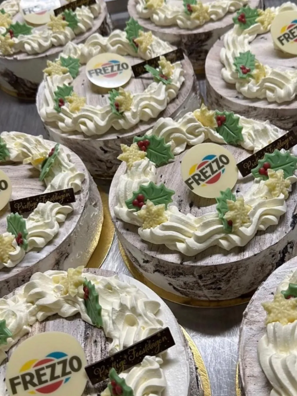 IJstaarten van Frezzo met kerstversiering en een Frezzo-logo van chocolade