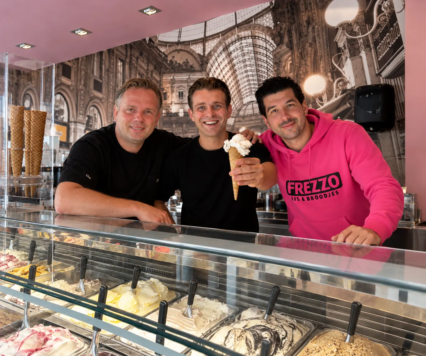 Het team van Frezzo achter de vitrine in de salon