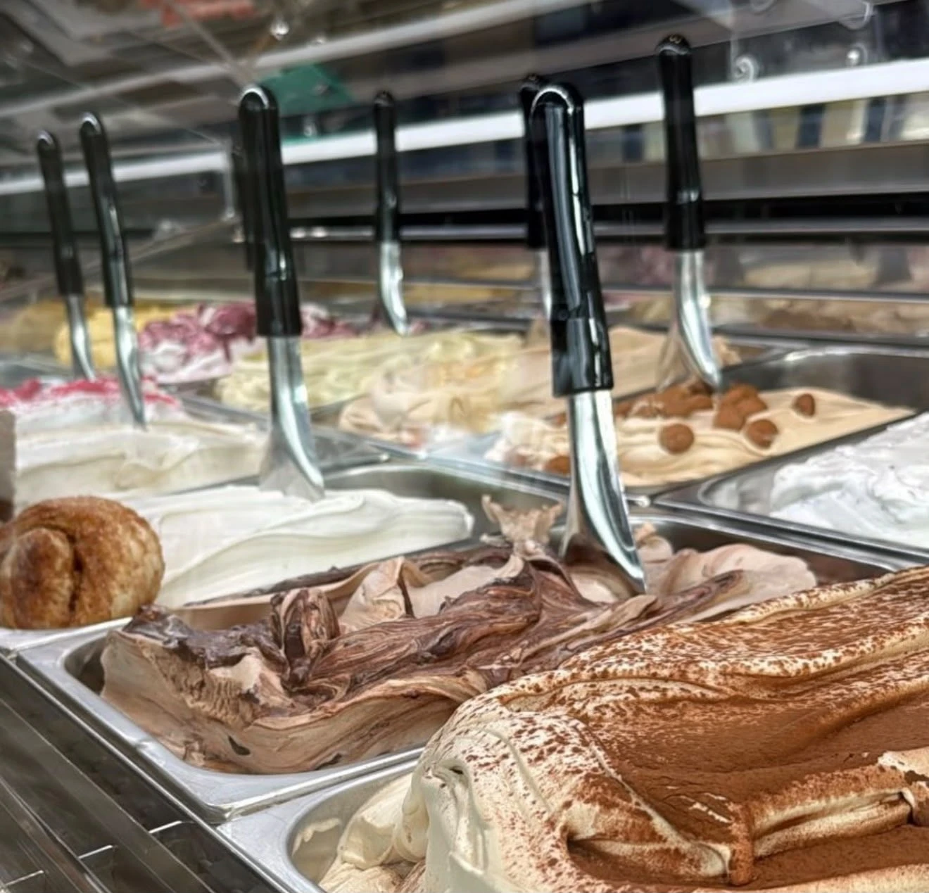 De ijsvitrine van Frezzo met tiramisu en chocolade vooraan